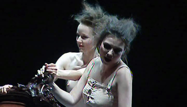 Plik:Kusicielki bialemalzenstwo scena1 01.jpg