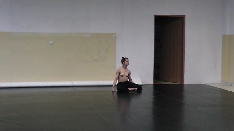Plik:Karolina Kraczkowska performance 01.jpg